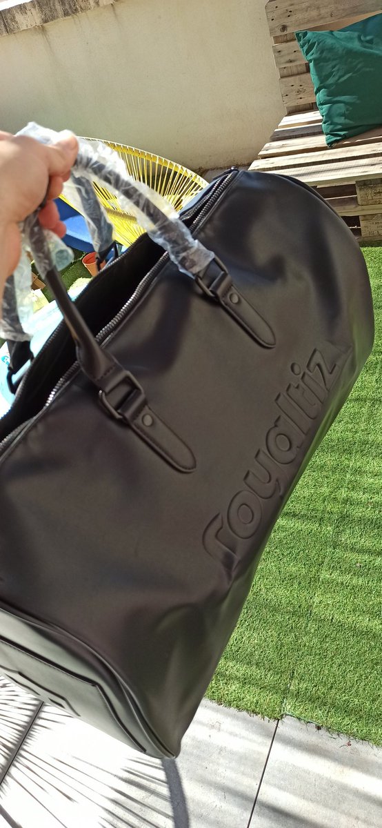 🚨 Giveaway 👜

Comme j'en ai 2, je fais gagner 1 grand sac officiel Royaltiz 😍 !

Pour participer :
- Follow <a href="/royaltiz_off/">royaltiz_official</a> et moi
- Retweet 🔄 
- Like ♥️

➡️ Pour t'inscrire gratuitement sur Royaltiz avec 1 Roy offert, du cash ou un cadeau c'est ici : royaltiz.com/referral/cd836…