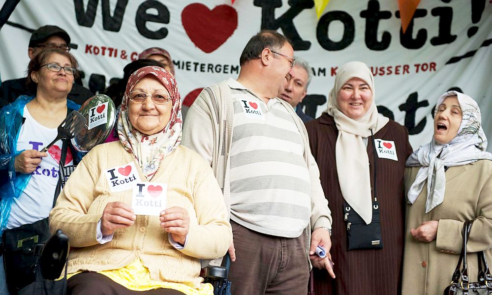 „Das Politische an einem Plakat kann man erst sehen, wenn man auch den Produktions- und Distributionskontext kennt.“ - Talk zw. Sandy Kaltenborn &amp; K. Wildner bei #GemeineStadt - Projekt d. Berl. Landeszentr. f. pol. Bildung in Koop. m. @DittusSabrina &amp; mZ tinyurl.com/fz8mw62m