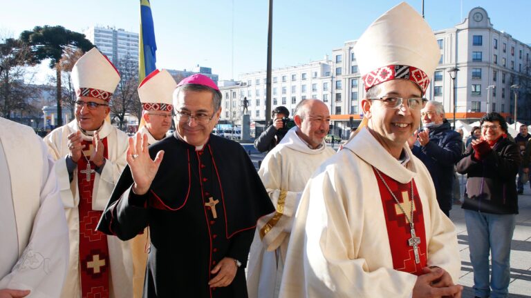 PDialogo's tweet photo. Cerca de mil fieles se congregaron en la Catedral de la Santísima Concepción para presenciar la toma de posesión canónica de Monseñor Sergio Pérez de Arce.
https://t.co/Gn8vdLNVEV https://t.co/lyYNU2Lf2L