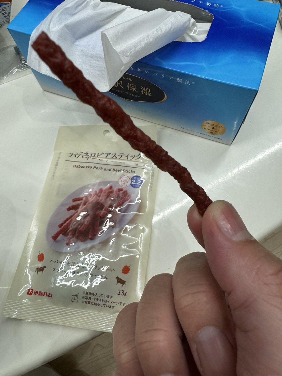 itchie35's tweet photo. 寒冷アレルギーで鼻ズビズビズビの一日。久々にタリオンもプレドニンもいろいろ飲んだが効果なし。オーバードーズになってたのに、なぜかこれが効いたらしく、今、鼻ズビがストップ。
「ハバネロビアスティック」伊藤ハム製、ローソン販売。
薬よりアレルギー性鼻炎に効く食品。 https://t.co/8APbQ0XBZB