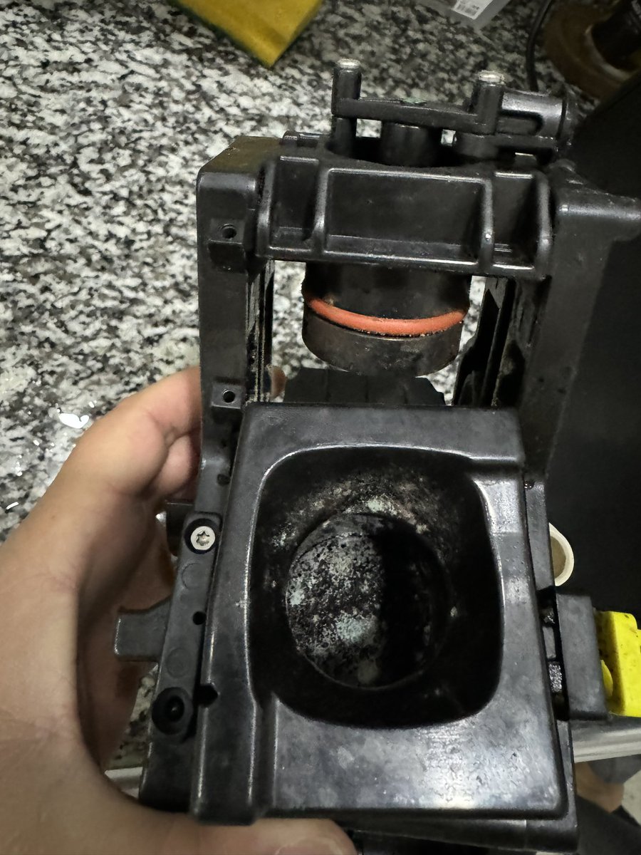 25 Mayıs’ta Phillips <a href="/PhilipsTurkiye/">Philips Turkiye</a> servisine verdiğim cihazım bugün elime geçti. Bugüne kadar ne işlem yaptıklarını bilmiyorum. Ben size böyle teslim etmedim. İçi leş olmuş!!! Ben bununla nasıl kahvemi zevkle içeyim söyler misiniz?