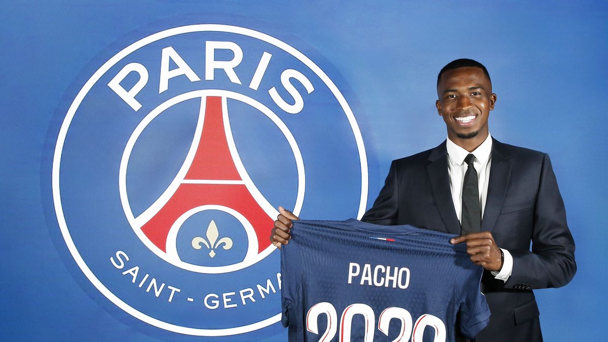 ESPNEcuador's tweet photo. ⚽️ ¡UN DÍA MOVIDO!

🇪🇨 Willian Pacho, nuevo jugador del PSG tuvo un primer día movido: se vistió muy elegante para confirmar su fichaje, y luego ya vistió la camiseta del campeón de Francia.

📸 @PSG_espanol https://t.co/0DW52zvVvA