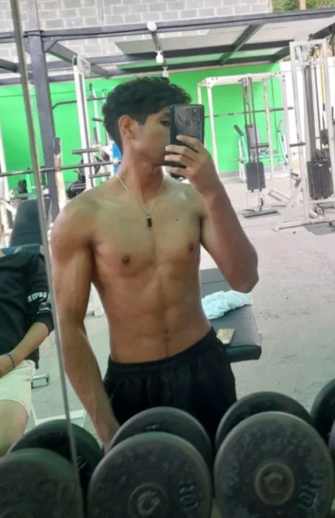 robfig2305's tweet photo. Que rico fue comerme a este moreno. De 20 añitos. Ese trozo estaba muy grande. Pensé que no podía meterlo 🍆, pero me entró todo 😏. https://t.co/4DQsXZfQ8o