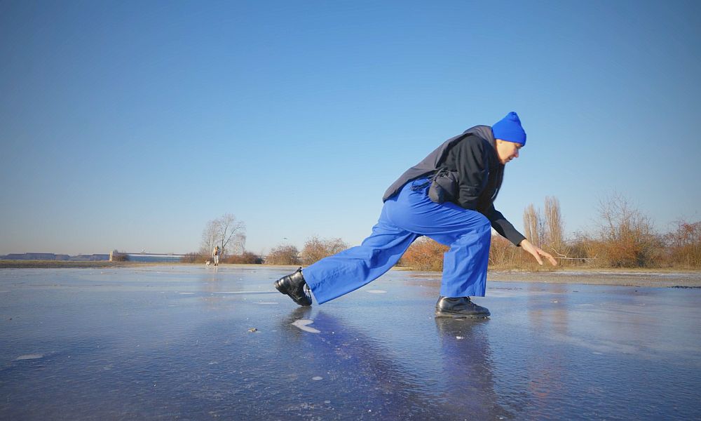 „Verkörperte UnRuhe(n)“ - drei choreografische Kurzfilme von Be van Vark im Rahmen v. #GemeineStadt, einem Projekt der Berliner Landeszentrale für politische Bildung in Kooperation mit @DittusSabrina  &amp; metroZones. Zu finden unter: gemeinestadt.net/verkoerperte-u…