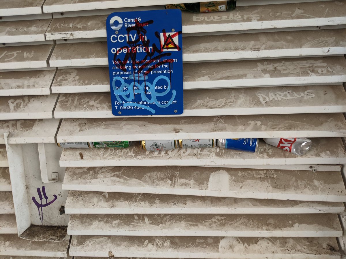 EricTorrington's tweet photo. The ingenuity of the #litterer with cans & bottle wedged into grills. The @CanalRiverTrust sign says it all. #2minutelitterpick #Gloucester #Quays #litter https://t.co/oPF6RAYAqE