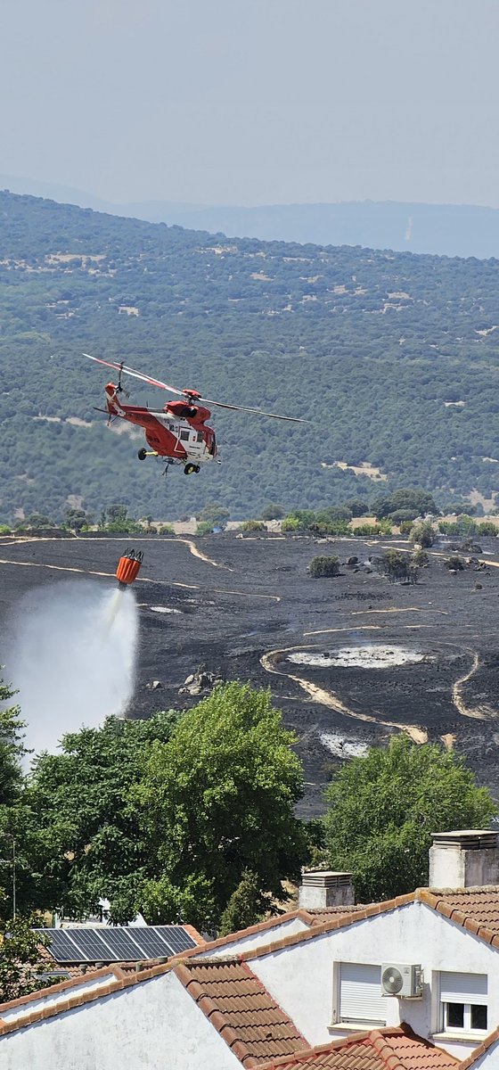 AVColmenarViejo's tweet photo. Desde la Asociación de Vecinos agradecemos el trabajo y la rapidez en la actuaciones de Bomberos de la Comunidad y personal del @bomberos_infoma . Sin duda junto con la ausencia de viento determinantes para que el incendio de #ColmenarViejo no haya ido a mayores . https://t.co/zkpV5AyHLN