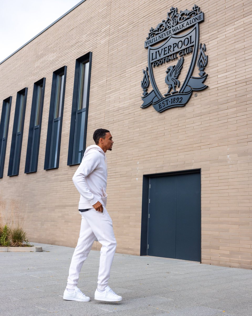 Trent Alexander Arnold arriving at AXA 🫡