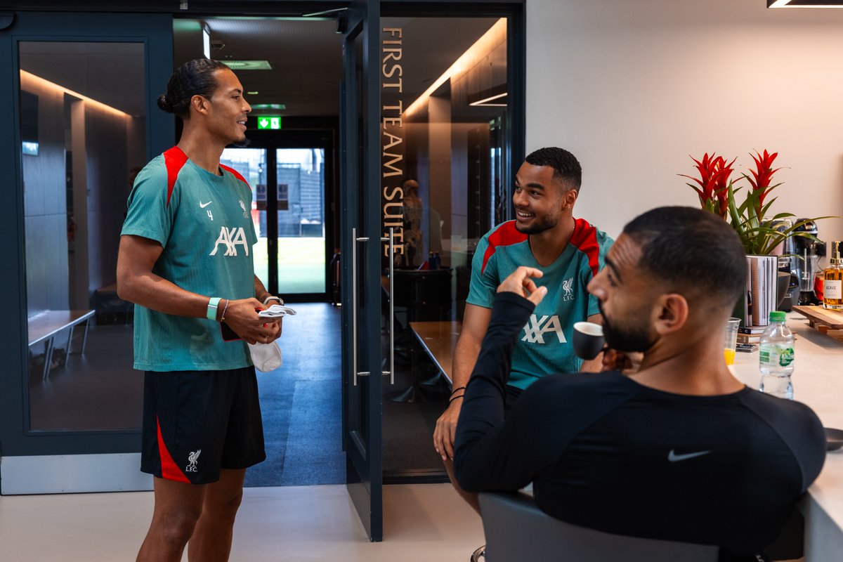 LFC's tweet photo. Catch-up at the coffee bar ☕️ https://t.co/BDJaBskRcO