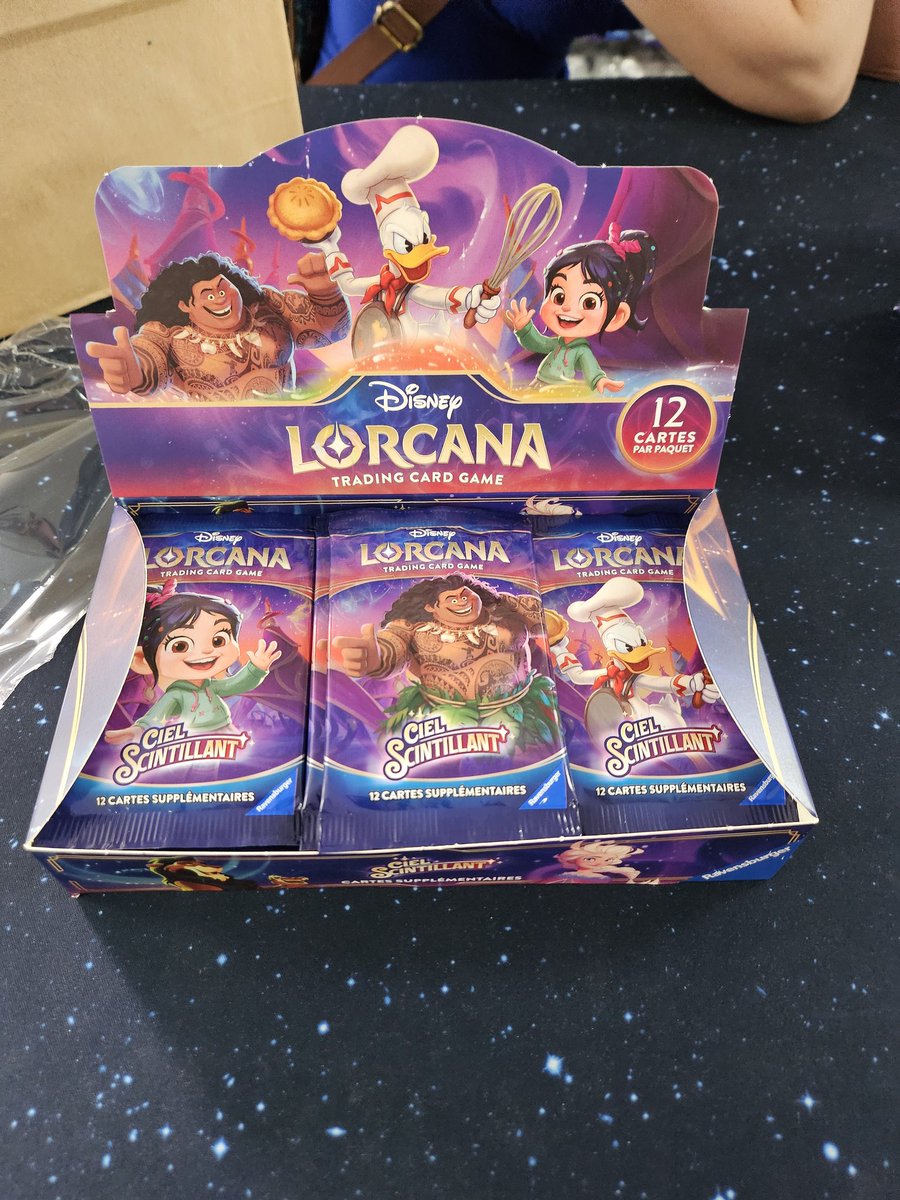 LorcanaFr's tweet image. 🔥Ouverture set 5🔥

Pour se consoler des coffrets d23 on est passé chez nos amis de @Ludo_Ludiworld
pour ouvrir une display.

Et je crois que j'ai ouvert ma meilleure display ever et indetronable pour longtemps.

8 légendaires dont 1 foil et ....

#lorcana #set5
