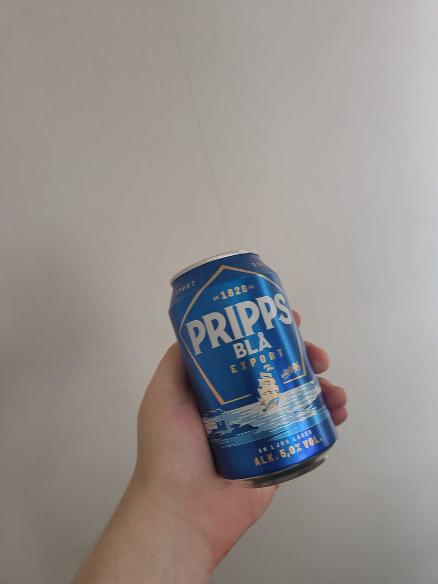 0x4a45's tweet photo. Alltså varför dricker inte fler Pripps blå? Bästa budgetlagern. Ändå har den parkbänksalkisstatus. Men ey bro är helt accepterad att ta med på fest!? 🤢 https://t.co/DuzuMPg77D