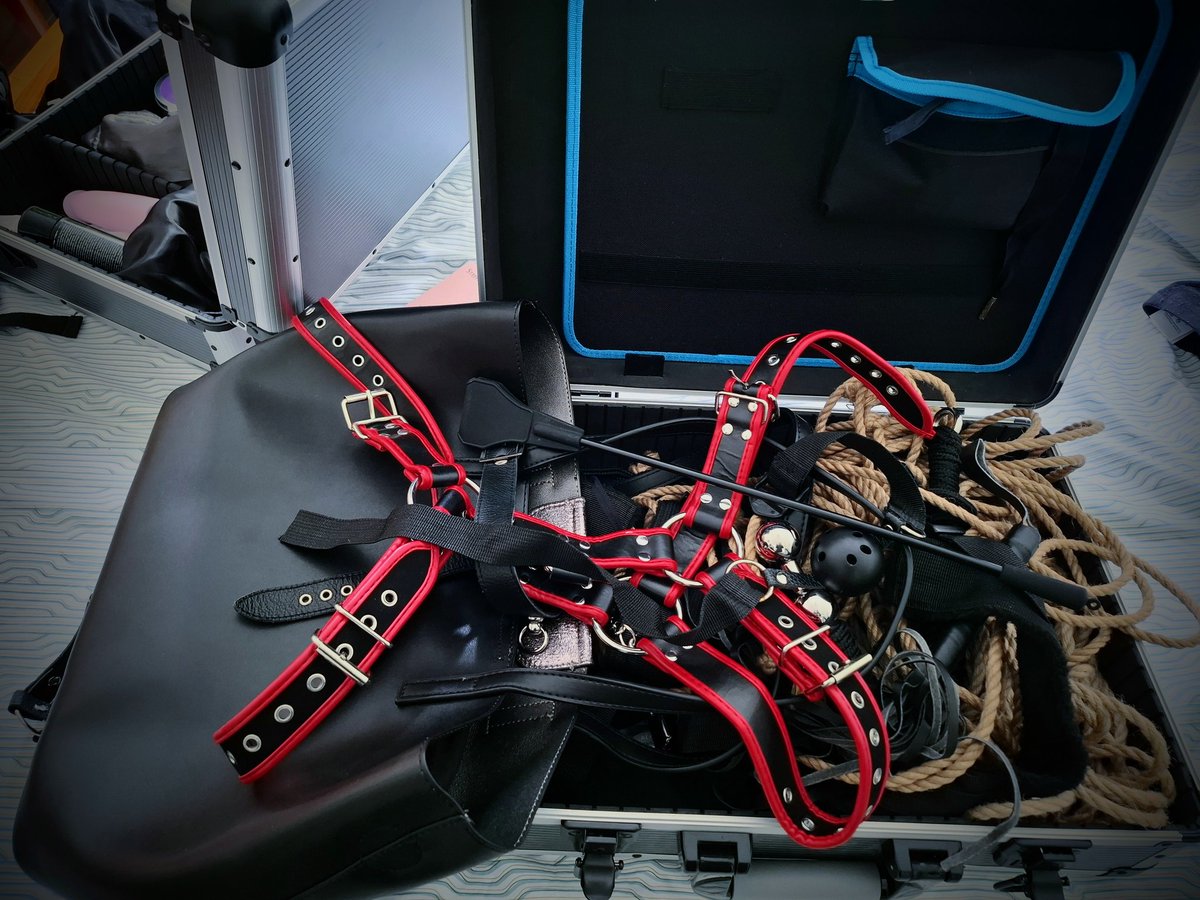 RopeGinger's tweet photo. Les valises sont donc de sortie.
@MmhOui est décidée à m'emmener pour un divin goûter. #Kink #HSoumis https://t.co/ul8SKWLchQ