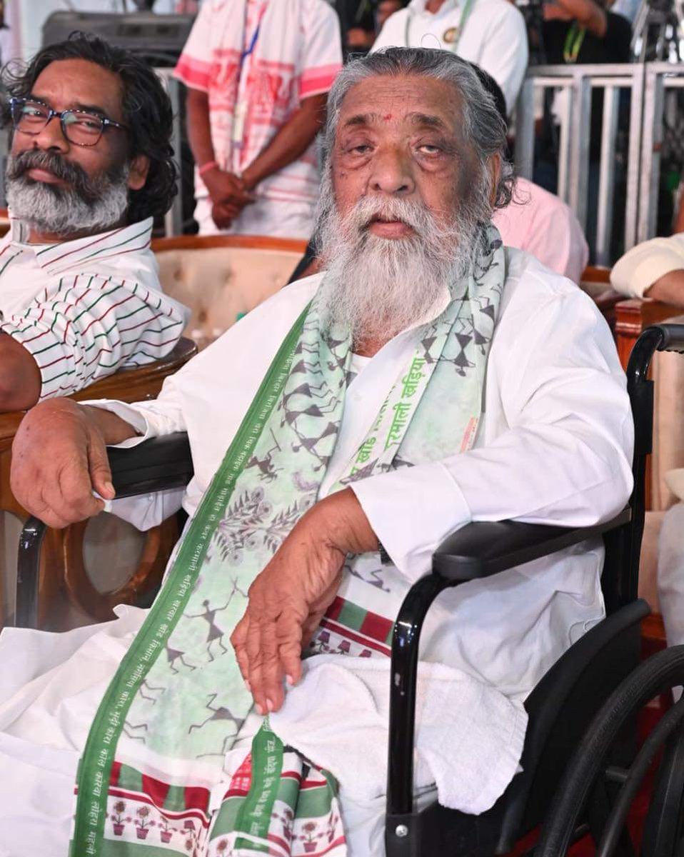 JMM_E_Singhbhum's tweet photo. दो झारखण्डी शेर!!
बाबा और दादा,
नेक इरादा, निभा रहे हर वादा,
तुम अनवरत सेवा करते रहो,
यही है झारखण्डवासियों का इरादा!!
@HemantSorenJMM 
@JmmJharkhand https://t.co/MGV5X7zjE1