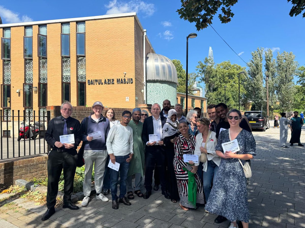 EmilyAHickson's tweet photo. Standing outside the SE1 Mosque earlier talking to those going into Friday prayers, I was reminded of how diverse the Islamic faith is, as well as our corner of Southwark. It’s a beautiful thing. Worth protecting and being grateful for every day ❤️❤️❤️ https://t.co/MgtgLo4LQ1