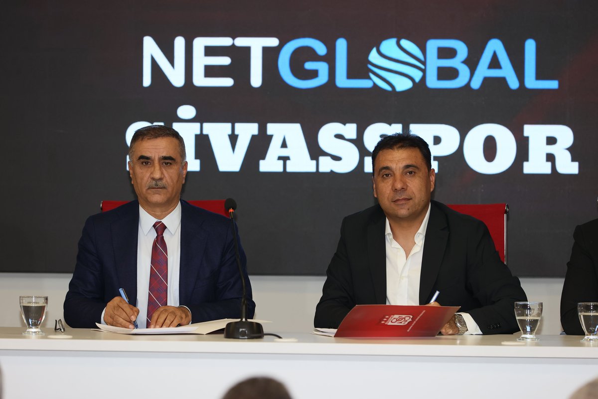 Sivasspor's tweet photo. Yeni isim sponsorumuz Net Global ile imza töreni düzenlendi.

 İmza töreninde Başkanımız Bahattin Eken, Başlan vekilimiz Burak Özçoban, Net Global Yönetim Kurulu Başkanı Sami Aydın ile Net Global Yönetim Kurulu Başkan vekili Haydar Aydın yer aldı.

Bahattin Eken: Sivasspor’un Geleceği İçin Çok Büyük Bir Adım

Sami Aydın: Sivas’ta İlk Defa İsim Sponsorluğunu Bir Yerel Firma Üstleniyor

Detaylar 👉 https://t.co/TWtpIyUfoA