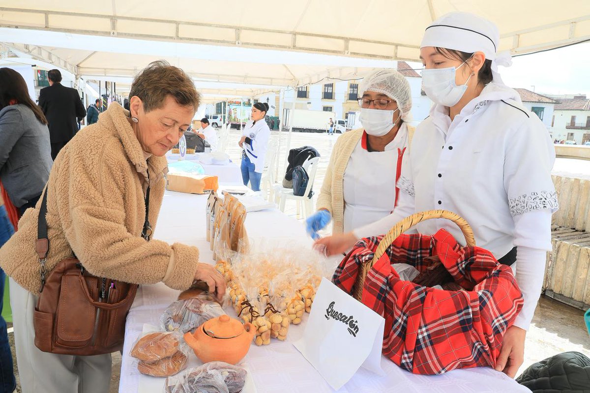 Ideboy_'s tweet photo. Desde nuestro Instituto los invitamos a la #Quesaton en la Plaza de Bolívar de #Tunja.

Hasta las 4:00 p.m. puede apoyar a los productores de queso de nuestro departamento. https://t.co/i5Mxya2ilz