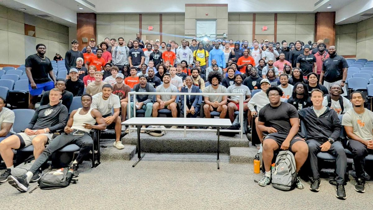aneika's tweet image. It is always a joy to be invited to spend time with SHSU&apos;s dynamic football team. We had a great time discussing teams, leaders, and healthy accountability. The leadership and team&apos;s enthusiasm and dedication are inspiring! #shsu #CollegeFootball