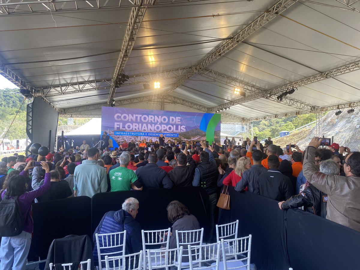 Presidente Lula subiu ao palco para discursar sobre uma obra executada pela iniciativa privada. Tá cumprimentando com o chapéu alheio. 

Mas o pior de tudo é que o trânsito, que agoniza na sexta-feira, não será contemplado com os 50 km do Contorno Viário. 

Piada.