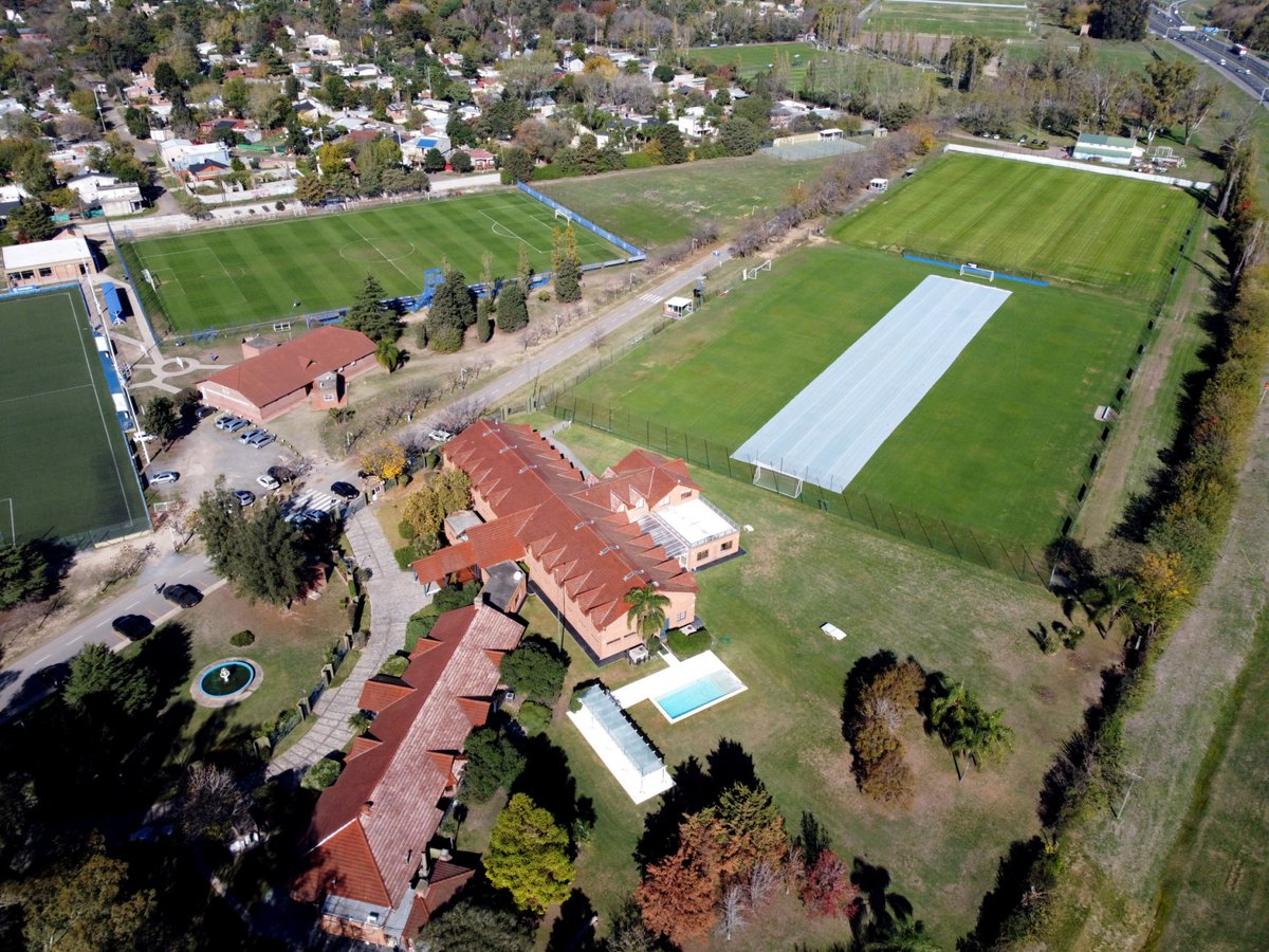 AgustinSileo's tweet photo. Vélez esta próximo a conseguir los terrenos contiguos a la Villa Olímpica. Sería a cambio de un favor político, en un acuerdo interno entre Provincia de Buenos Aires y Municipalidad.
Los terrenos serían utilizados únicamente para hacer canchas de sintético para fútbol femenino. https://t.co/Q4wWL4kWL8