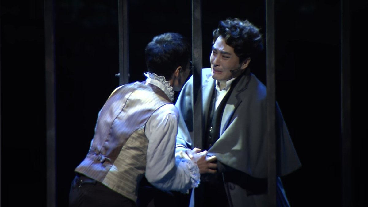 eun_deoggu's tweet image. 머글 친구가 이 영상을 보고..대체 저 남자들은 왜 울고 있는 거냐던 말이 잊혀지질 않는다.. 울고 있는 남자는 철창을 뜯을 수 있을 것 같고, 노래부르는 남자는 철창을 통과할 수 있을 것 같은데.. 같이 튀면 안되는거냐던 말이 이 박제를 볼 때마다 생각나서 새로운 너꿈속 박제가 필요하다(to.엠개