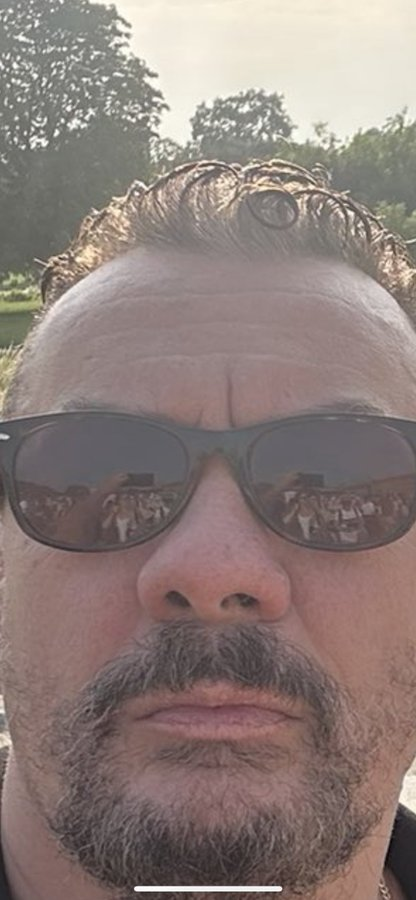 🇫🇷 "Les médias mentent. Paris est vide" : l’ex-policier d’extrême droite Bruno Attal a affirmé que les rues de la capitale étaient désertes pendant les JO. Mais ses lunettes de soleil ont révélé le contraire, en reflétant la présence de passants. (X) #Paris2024