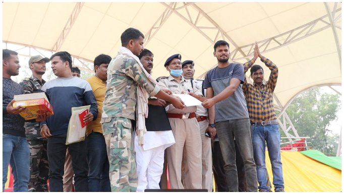 jhsahyakpolice's tweet photo. माननीय विधायक खिजरी राजेश कच्छप जी आप लो��� आदिवासी के नाम पर राजनीति करते हैं और आदिवासी सहायक पुलिस को ही 10,000 में विगत सात वर्षों से शोषण करते आ रहे हैं क्या आप 10,000 प्रति माह मानदेय पर पुलिस का ड्युटी करेंगे। ...... पलामू जिला का प्रतिनिधि तैयार था आपका आदिवासी भाई बहन का ही सबसे ज्यादा नाराजगी है माननीय विधायक जी से निवेदन है कि 12 जिला में से 10 जिला में 100% आदिवासी भाई बहन सहायक पुलिस में है जो 100% स्थानीय भी है आपलोग आदिवासीयों का हितैषी होते तो ये आपका छोटा भाई और बहन 38 दिनों से ऐ बारिश जैसे मौसम में तंबू लगाकर कष्ट करना नहीं पड़ता। कौन सा ऐसा फाइल है जो 38 दिनों में तैयार नहीं हो रहा।
 
👉🏿 2020 में आप ही के सरकार के माननीय मंत्री मिथलेश ठाकुर के आश्वासन पर धरना समाप्त कर दिया। बोला गया कि 15 दिनों में आपके मांगों पर विचार कर लिया जाएगा। क्या हुआ कुछ नहीं।
धोख��.....धोखा....धोखा 

👉🏿 2021 में आपके ही कांग्रेस के माननीय विधायक बंधु तिर्की के आश्वासन पर 36 दिनों बाद लिखित आश्वासन पर धरना समाप्त कर दिया। बोला गया 60 दिनों के अंदर आपका काम हो जाएगा। क्या हुआ कुछ नहीं।
धोखा..... धोखा.... धोखा।

👉🏿 कुछ वर्ष पुर्व माननीय मुख्यमंत्री जी के द्वारा मुख्यमंत्री आवास में ऐ बोला गया था कि आपके अनिश्चित भविष्य के साथ खिलवाड़ नहीं किया जा सकता। चाईबासा में मंच से कहा गया। क्य��� हुआ कुछ नहीं।

2020,2021...........2024 जो पांच वर्ष का गैप में हमारे लिए महंगाई नहीं बढ़ा। @HemantSorenJMM @INCJharkhand @RajeshThakurINC @AmbaPrasadINC @MithileshJMM @JMMKalpanaSoren @sunny_sharad