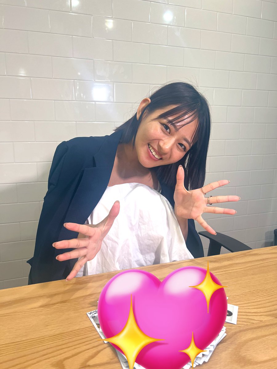 みんなネットサイン会ありがとう〜！！！? いっぱいチェキにサインも 