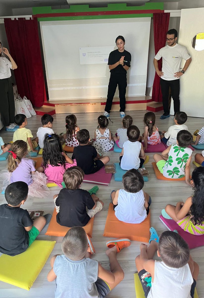 AndaGenc's tweet photo. ETKİNLİK 🎉
Genç Anda İzmir Ekibimiz Rengarenk Anaokulu öğrencilerine Mama dağıtımı yapıp öğrencileri patili dostlarımız ile bir araya getirmiştir. Ek olarak Afetler'de nasıl davranmaları gerektiği konusunda bilgilendirmeler yapılmıştır.☺️❤️ https://t.co/ZfbZzBpPsV