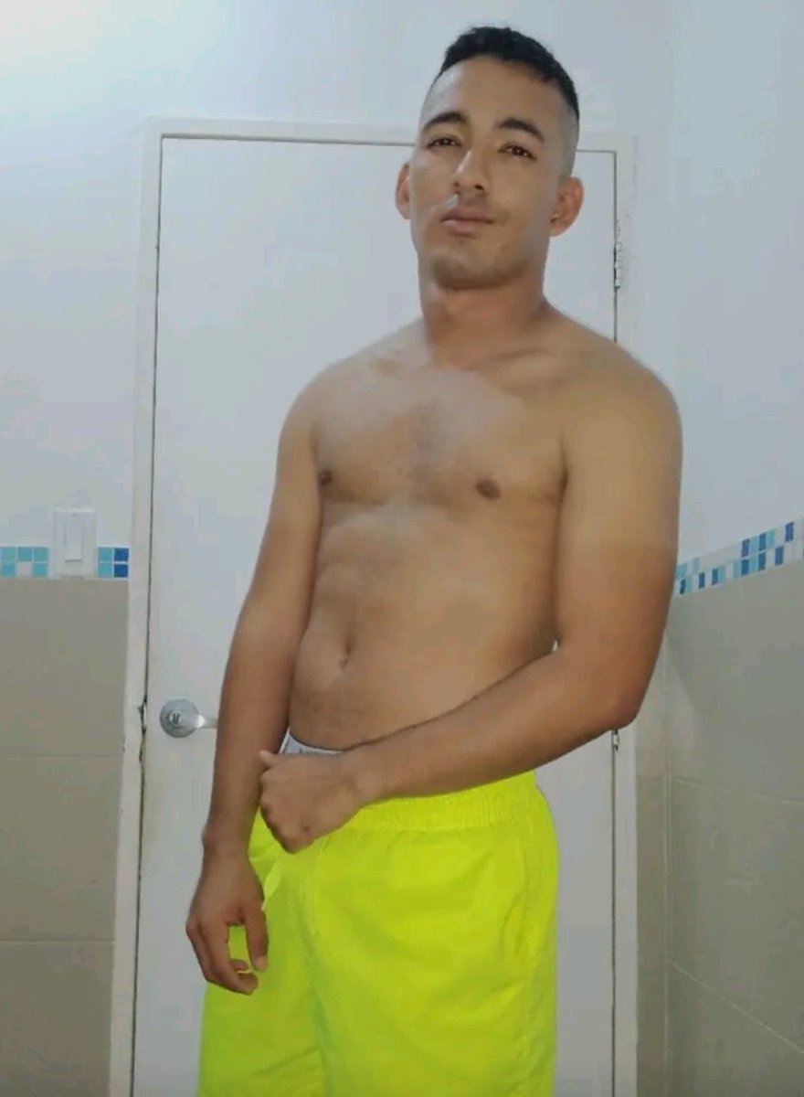 robfig2305's tweet photo. Este militar se escapó un tiempo de su comando, para venir a darme duro por el 🍑. Delicioso como me besaba mientras me lo metía. Me enamore. https://t.co/c97oCJL7qc