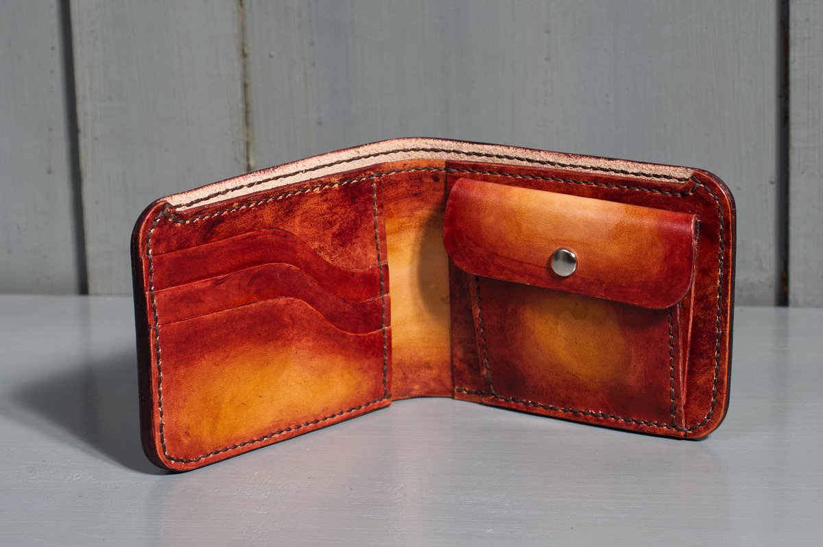 V sedlářství Spurný umíme i peněženku na přání. Ražba, rytina... možné je kdeco. Obklopil jsem se totiž šikovnými lidmi!

(credits: kolegyně Lucie)