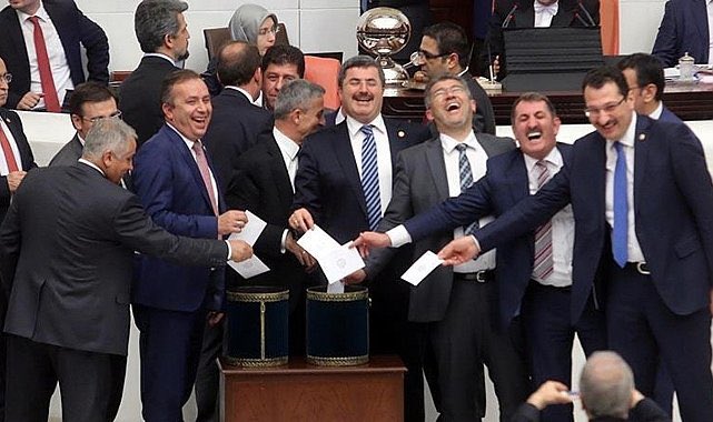 ArtFugi's tweet photo. son 20 senemiz şunlardan çocuklarımızı, hayvanlarımızı, araçlarımızı ve kendimizi korumakla geçti. 

#hükümetistifa https://t.co/awaRSO7ZO5
