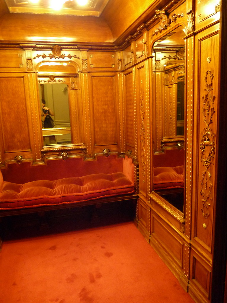 secuenciaza's tweet photo. Che esto es solo idea mia, pero alguun telo tiene que hacer una habitacion tematica del ascensor de la casa rosada, alguien tiene que aprovechar la oportunidad de facturar con todo esto https://t.co/1JwuIgnvEZ
