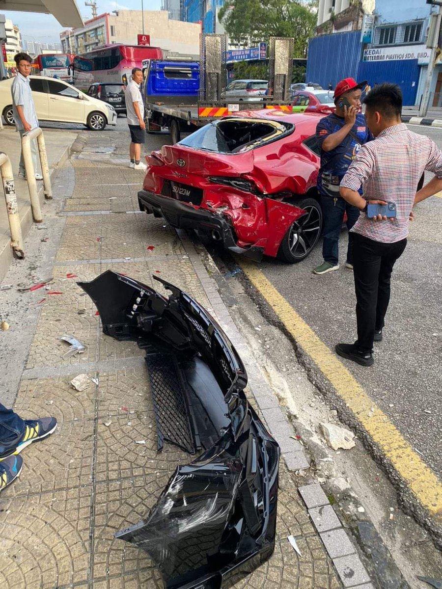 mynewshub's tweet photo. KUALA LUMPUR 09/08/2024.

Rakaman kamera papan pemuka kemalangan melibatkan lori dan kereta dikatakan berlaku di Pudu, Petang tadi.

Sumber ➡️ media sosial 

**Lagu yang berkumandang benar-benar menambah lagi tahap kesedihan kemalangan ini.... https://t.co/rTY3d0HwQi