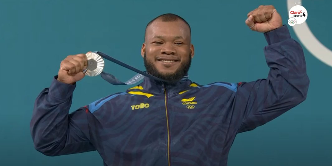 JairoSoto's tweet photo. A los 12 años vendía dulces en las calles de Cali, desplazado por la violencia en Chocó. Aprendió a levantar pesas por su primo y hoy es medalla de Plata en #Paris2024. El 'Gokú' colombiano. ¡Grande, Yeison López! https://t.co/Y7eFId4IsW