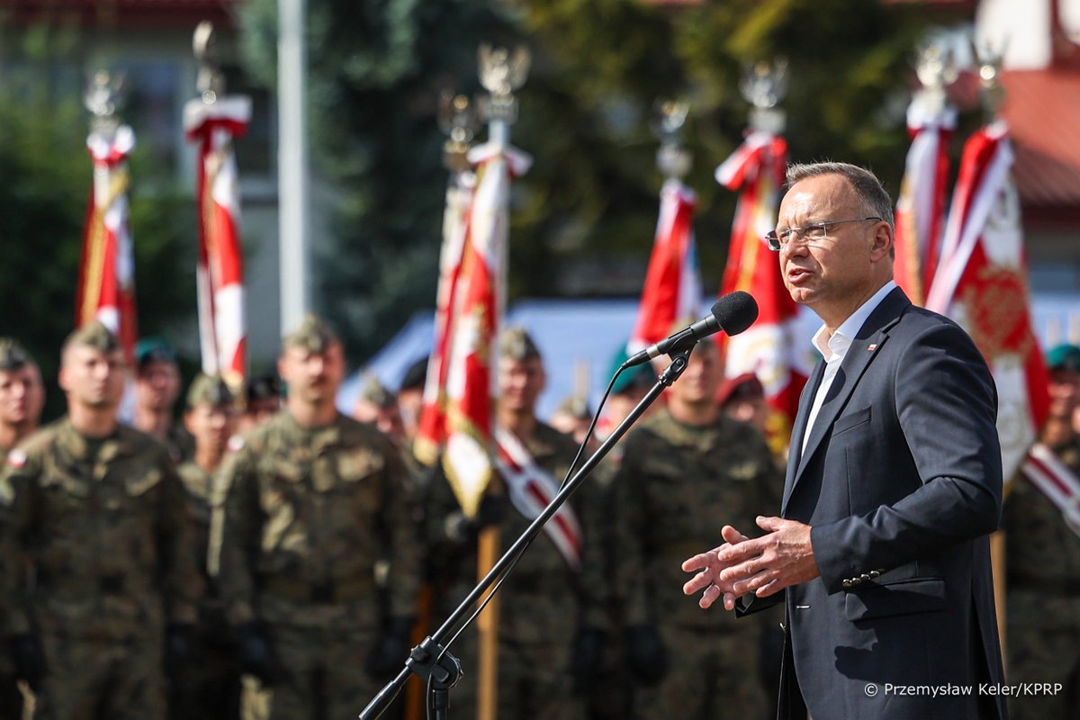 BBN (@bbn_pl) on Twitter photo Prezydent <a href="/AndrzejDuda/">Andrzej Duda</a> mianował 19 oficerów Wojska Polskiego na stopnie generalskie.
Na stopień generała broni mianowany został:
- gen. dyw. Stanisław Czosnek – Zastępca Szefa Sztabu Generalnego Wojska Polskiego
Na stopień generała dywizji mianowani zostali:
- gen. bryg. Piotr Prezydent <a href="/AndrzejDuda/">Andrzej Duda</a> mianował 19 oficerów Wojska Polskiego na stopnie generalskie.
Na stopień generała broni mianowany został:
- gen. dyw. Stanisław Czosnek – Zastępca Szefa Sztabu Generalnego Wojska Polskiego
Na stopień generała dywizji mianowani zostali:
- gen. bryg. Piotr
