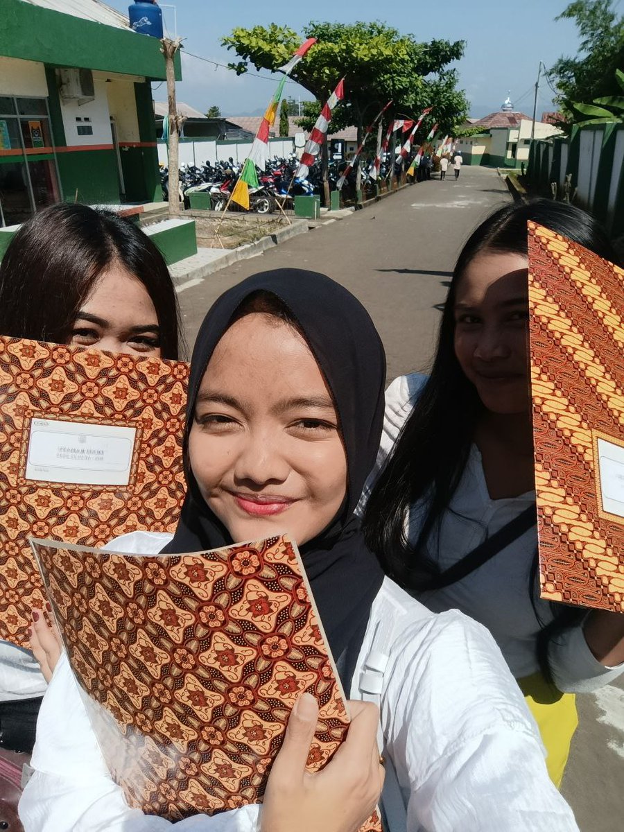 i_rsti's tweet photo. terakhir kita ke sekolah 🥺 https://t.co/CghBDR0nJc