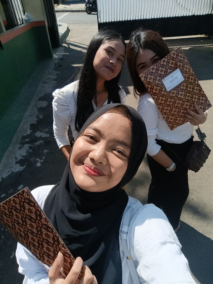 i_rsti's tweet photo. terakhir kita ke sekolah 🥺 https://t.co/CghBDR0nJc