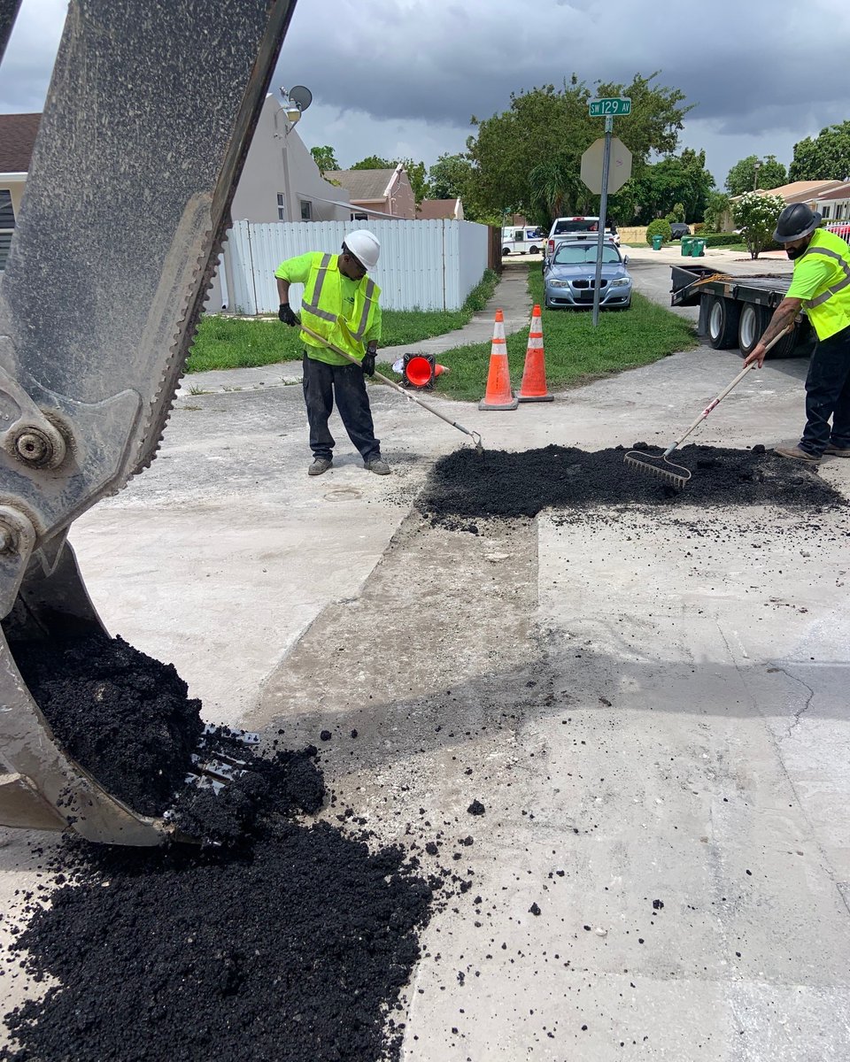 MiamiDadeWater's tweet photo. Team #MiamiDadeWater recently completed a service renewal at a residence in Southwest Miami-Dade. Our crews work diligently to ensure #OurCounty receives the highest quality water and wastewater services because #WaterIsLife! 💧 🚰 https://t.co/b4m2x0EsBx