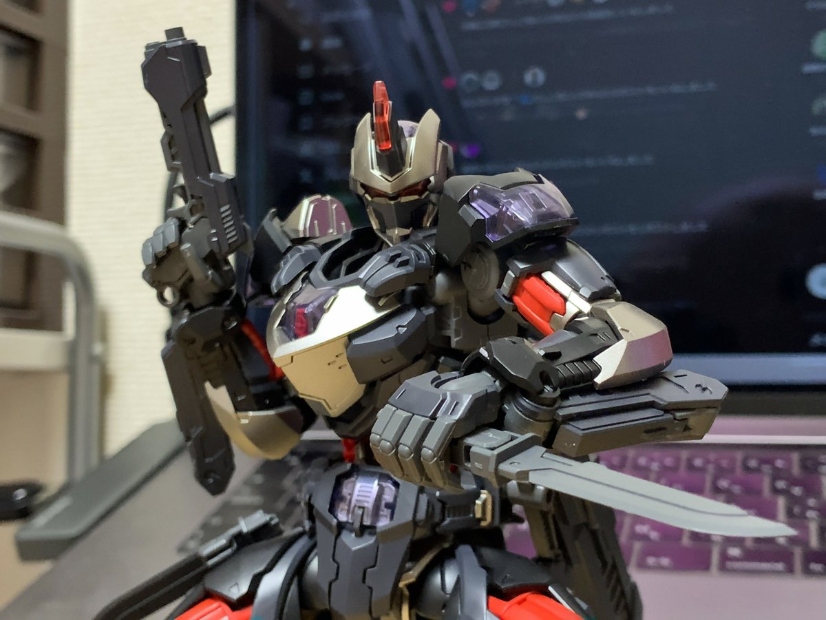 MACKYo1o8's tweet photo. 武器は専用の保持パーツを取り付けることでボディー各部に取り付けて携行状態を再現可能。
いや〜武器を構えると様になってカッコいいわぁ… https://t.co/KtLSCzqLuA