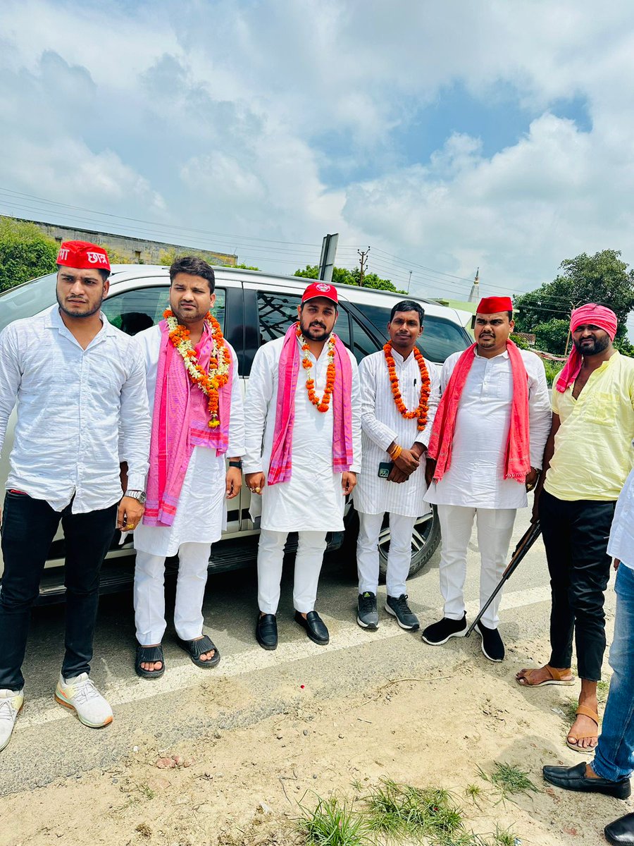 APYADAV630's tweet photo. जनपद एटा में #छात्र_नौजवान_PDA_जागरूकता_अभियान की शुरुवात की।
#AkhileshYadav 
@yadavakhilesh 
@samajwadiparty 
@dimpleyadav 
@FahadSocialist 
@DrManSinghMLC https://t.co/mszDsdVwHX