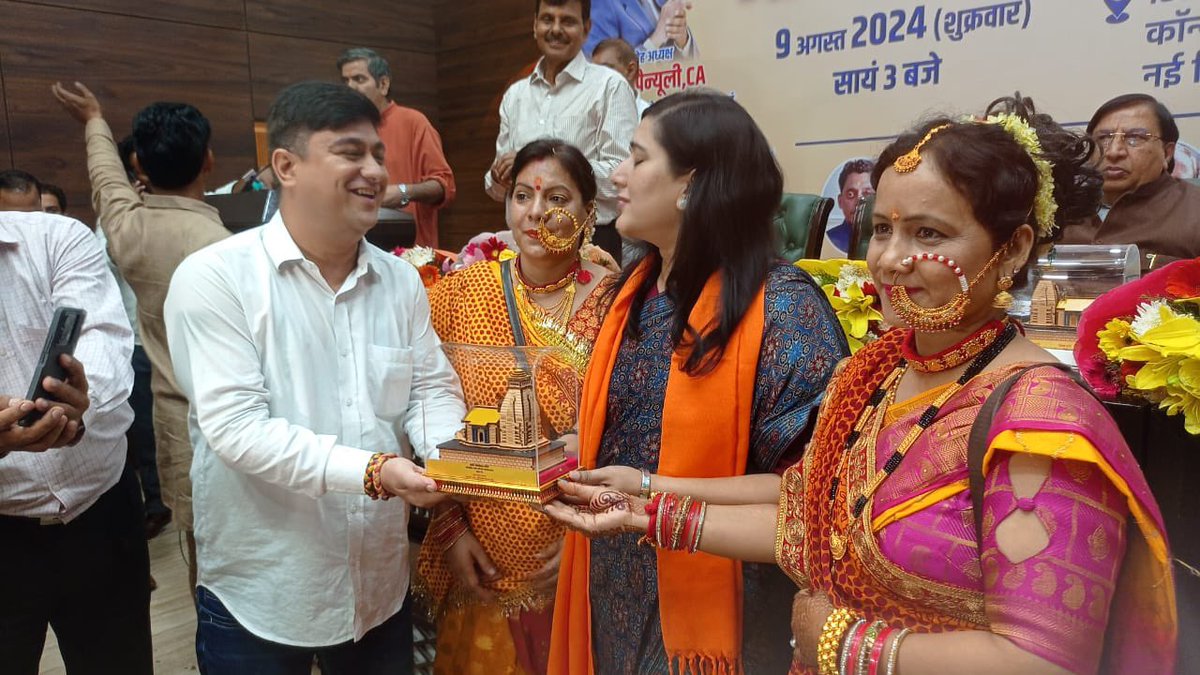 BansuriSwaraj's tweet photo. आज कंस्टीट्यूशन क्लब में पर्वतीय लोकविकास समिति द्वारा आयोजित नवनिर्वाचित सांसद सम्मान समारोह में पूर्व मुख्यमंत्री एवं सांसद श्री @tsrawatbjp जी की गरिमामयी उपस्थिति में विशिष्ट अतिथि के रूप में सम्मिलित होने का सौभाग्य प्राप्त हुआ। 

पर्वतीय लोकविकास समिति विगत दो दशकों से उत्तराखण्ड, हिमाच��, पूर्वोत्तर राज्यों, जम्मू कश्मीर और लद्दाख के लोगों के कल्याण के लिए संजीवनी का कार्य कर रही है साथ ही भारतीय समाज में पर्यावरण चेतना, लोक संस्कृति और शिक्षा के प्रसार के लिए भी एक प्रेरणास्त्रोत के रूप में कार्य कर रही है।

इस कार्यक्रम के सफल आयोजन पर पर्वतीय लोकविकास समिति को शुभकामनाएँ।

@BJP4India 
@BJP4Delhi