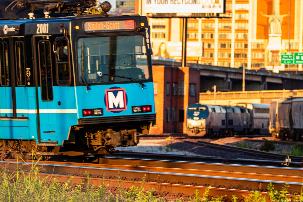 TTGandyDancer's tweet photo. The MetroLink light rail system glowed in the warm hues of the golden hour during my recent trip to St. Louis.

#railfans #trainyard #trainphotography #railfanning #railfans_of_instagram #StLouis #PassengerRail #lightrail #ttgandydancer https://t.co/mAelNWmnNS