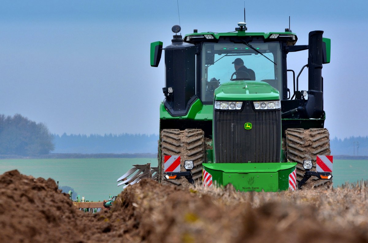 AgriweldLtd's tweet photo. Peek-A-Boo

Agriweld transport box looking mighty on this John Deere  9RX with a great shot by FARMPHOTO

#agriweld #9RX #johndeere #tractor #farm #farmphoto #farming #cultivation #farmlife #machine https://t.co/X678PheBQD