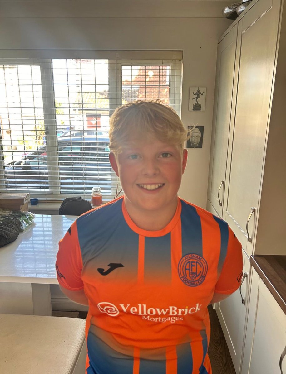 Introducing the Norfolk Pirlo aka Glenda! This young man is technically the best player we have. He can put a ball on a 6 pence and he doesn’t do tap in’s!! He’s scored some outrageous free kicks for us, standout being in a top of the table clash. ✍️💪🏼🟠🔵