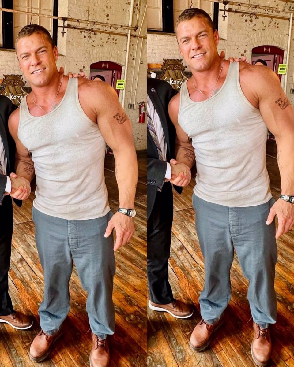 beaconofjustice's tweet photo. One thing about Steve is he’ll always be in a white tank. https://t.co/T1jxLh1nYU