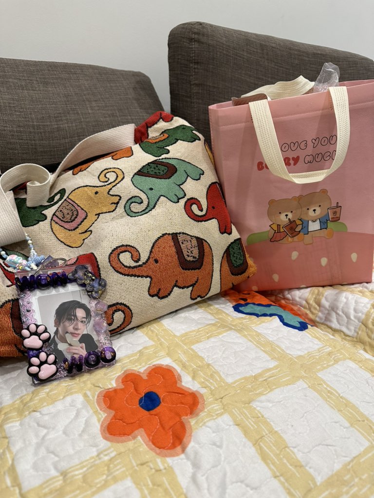 sze_xx_sze's tweet photo. Annyeong caratdeul ~ and army~ 
I’ll update my location tmr but here’s the bags that I’ll bring, for u to recognise me 👀

#ourheadlinerscoups 
#THEDAYDREAMBELIEVER_MY
#SVTCARAT
#BTSARMY

@scoupsheadliner 
@hybexhibition https://t.co/b8GQo5DDk5