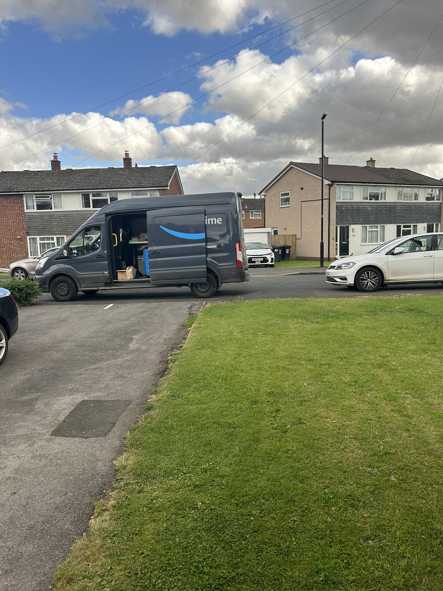 So greatful I can park on my drive <a href="/AmazonUK/">Amazon.co.uk</a>! A regular occurrence of not being able to park on my drive or get off it due to this 🤦🏼‍♀️