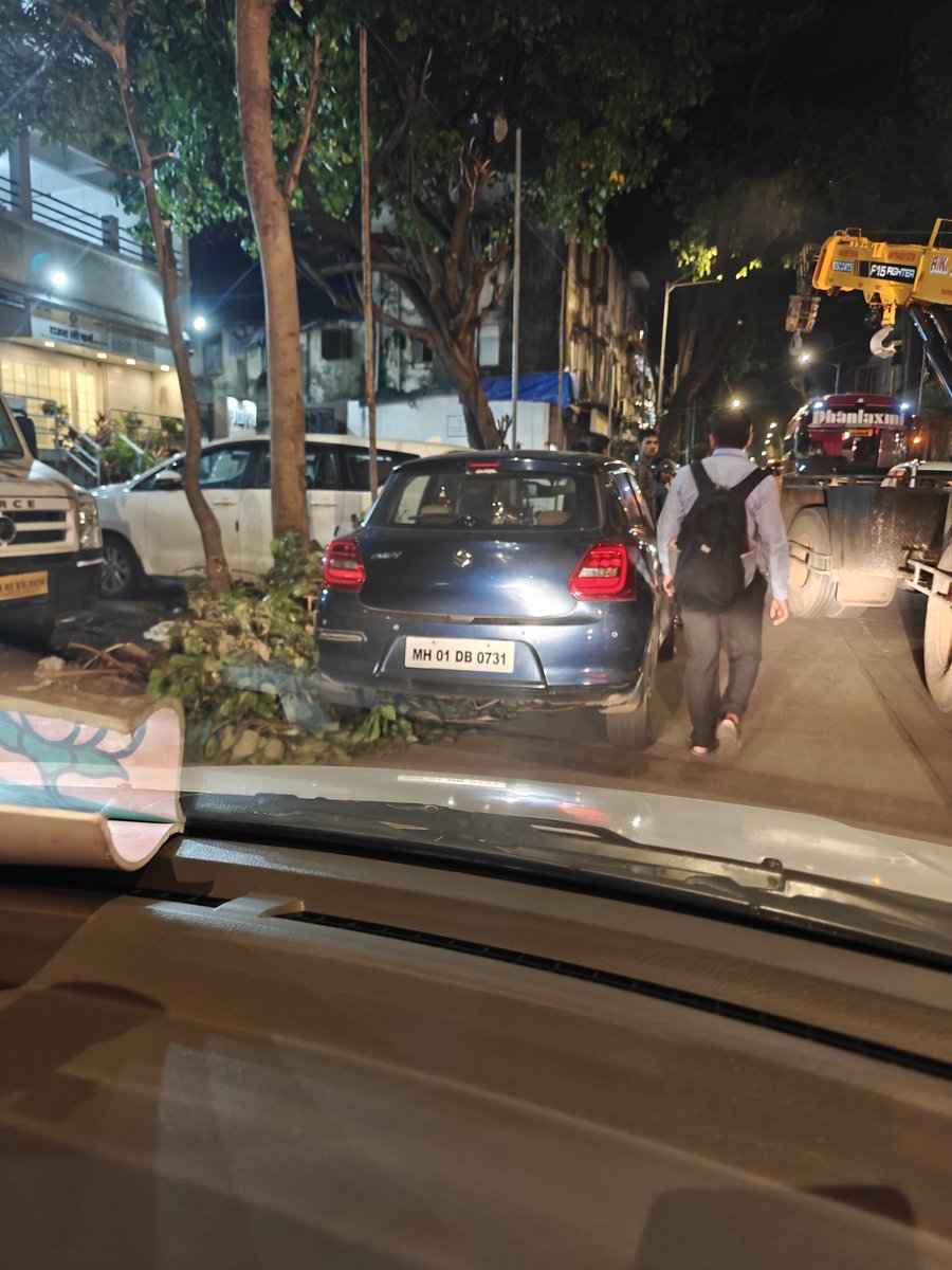 anchorabby1's tweet photo. This car has caused an insane jam at Duttaram lad marg kalachowki (hakoba mills) Such illiterates !!! Please penalise him @MTPHereToHelp https://t.co/LAmyz0dMMo