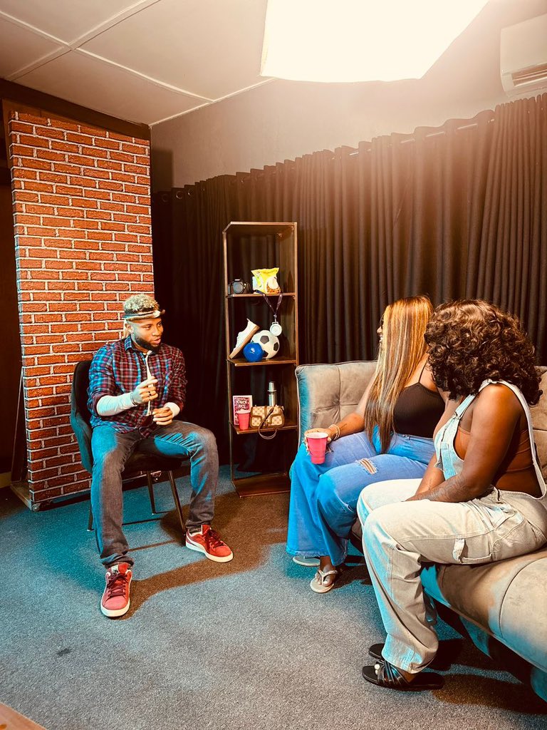 thedamigold's tweet photo. When creatives connect! Thrilled to have shared my story with the incredible @ChueyChu ❤️
It’s always a vibe when you’re around! Grateful for the opportunity and the laughs we shared✨
Thank you so much for having us 🥰
#bbnaija2024 #chefgold #damigold #teamtami https://t.co/spfKGhPhwC