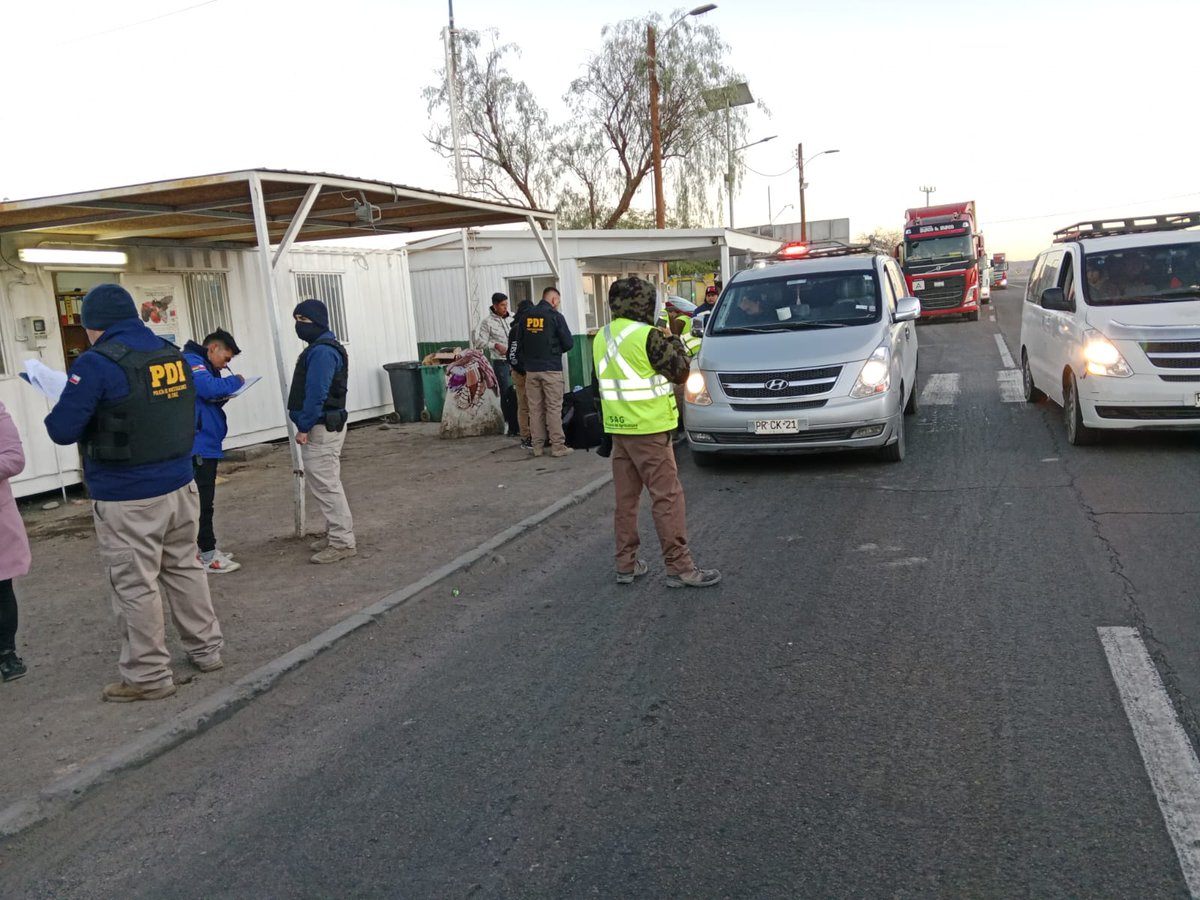 CarabTarapaca's tweet photo. La Subcomisaría Huara, participó  en un exitoso operativo de fiscalización y control integrado, trabajando en conjunto con otras instituciones, obteniéndose  resultados  positivos en detenciones e infracciones. #CarabinerosDeTodos" https://t.co/3KnzPcg51N