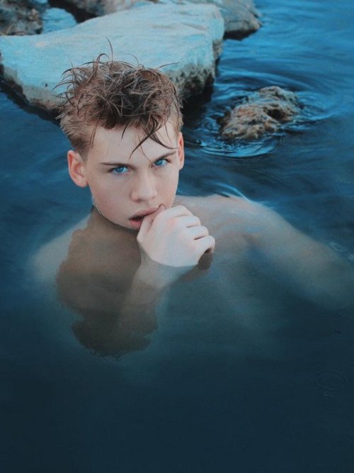 لا أحد ينتبه لنظراتك الشاردة، وأفكارك المثقوبة، تستطيع خِداع نصف العالم بأنك بخير 
وأنت ترجو من الله أن تكون كذلك فعلاً